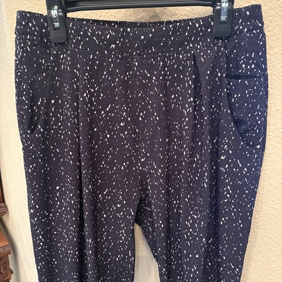LULULEMON Women &go City Jogger Butterfly Black White Texture Pants Size 2-4 - Picture 2 of 6